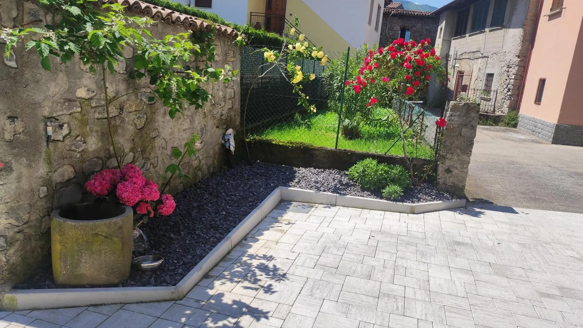 Luminoso Appartamento Vista Lago Solto Collina Ιταλία